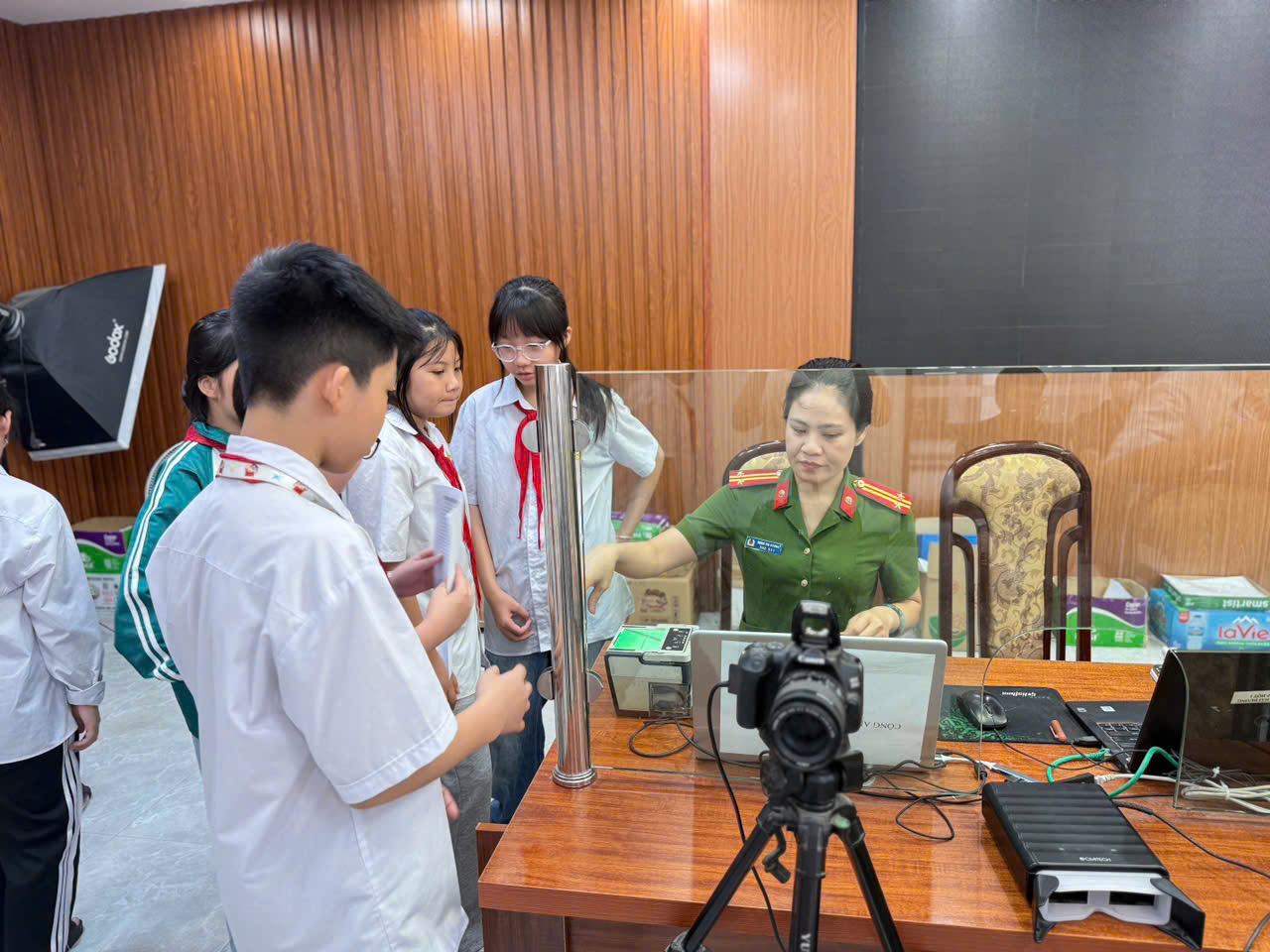 Hội phụ nữ Công an phường Cụm thi đua số 5 tích cực hỗ trợ người dân tích hợp sổ sức khoẻ điện tử và tài khoản an sinh xã hội